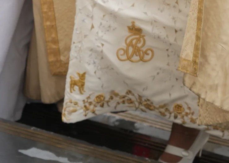 Il dettaglio nell'abito della Regina Camilla