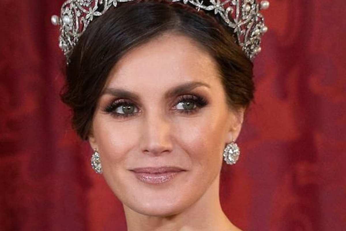 Il look di Letizia di Spagna per l'incoronazione