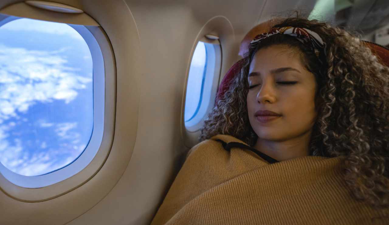 donna dorme in aereo