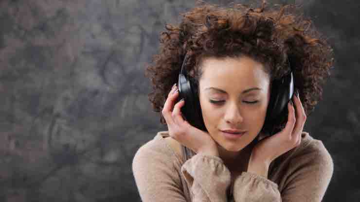Ascoltare musica permette di rilassarsi e dormire meglio - modaeimmagine.it