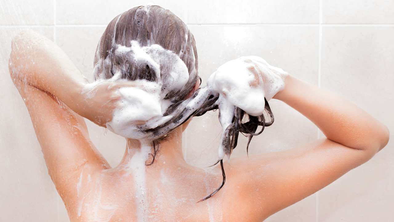 I rischi di fare lo shampoo tutti i giorni - modaeimmagine.it