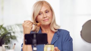 Trucco over 50 il segreto è il rosso ecco dove - modaeimmagine.it