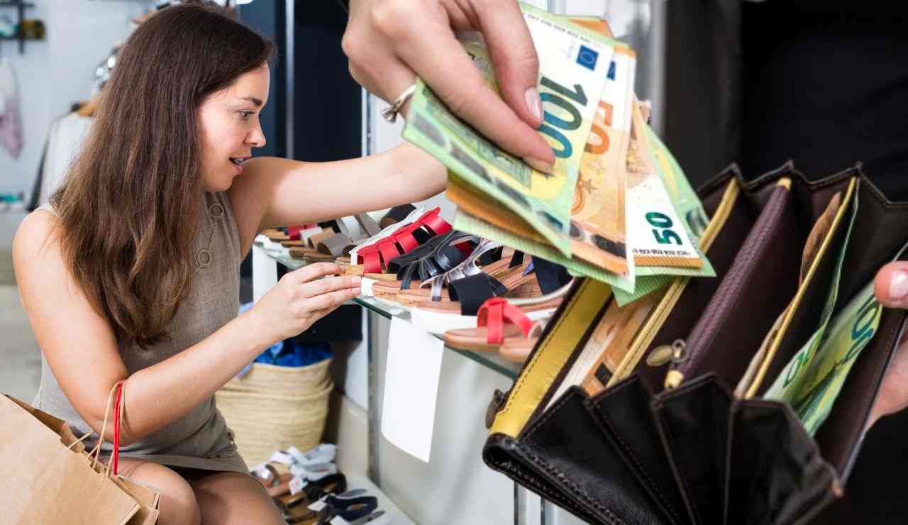 Donna che guarda scarpe costose 