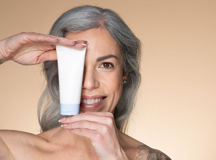 Donna over 40 che utilizza la BB cream come base trucco