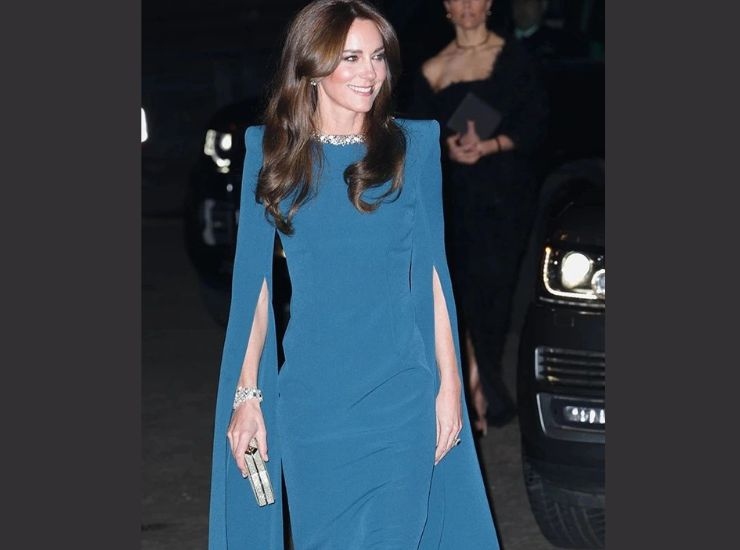 Kate Middleton indossa il gettonatissimo abito mantello petrolio