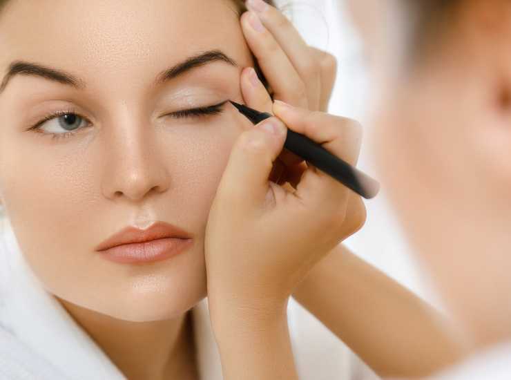 consigli appplicare eyeliner - modaeimmagine.it