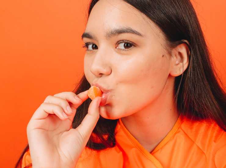 mangiare mandarino - modaeimmagine.it