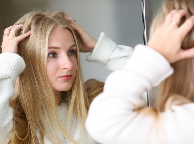 Ragazza che si guarda allo specchio 