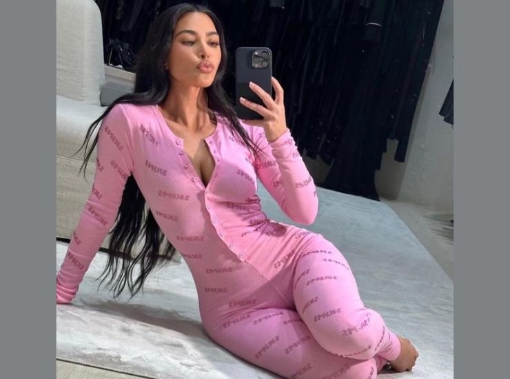 Kim Kardashian selfie allo specchio 