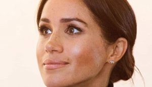 Meghan Markle primo piano con capelli raccolti e make up delicato