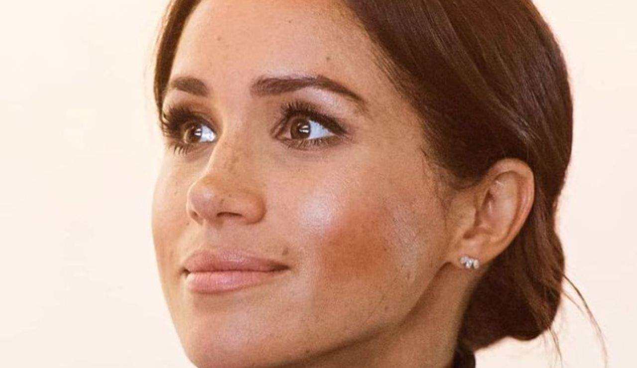 Meghan Markle primo piano con capelli raccolti e make up delicato