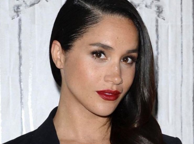 Meghan Markle primo piano con rossetto rosso