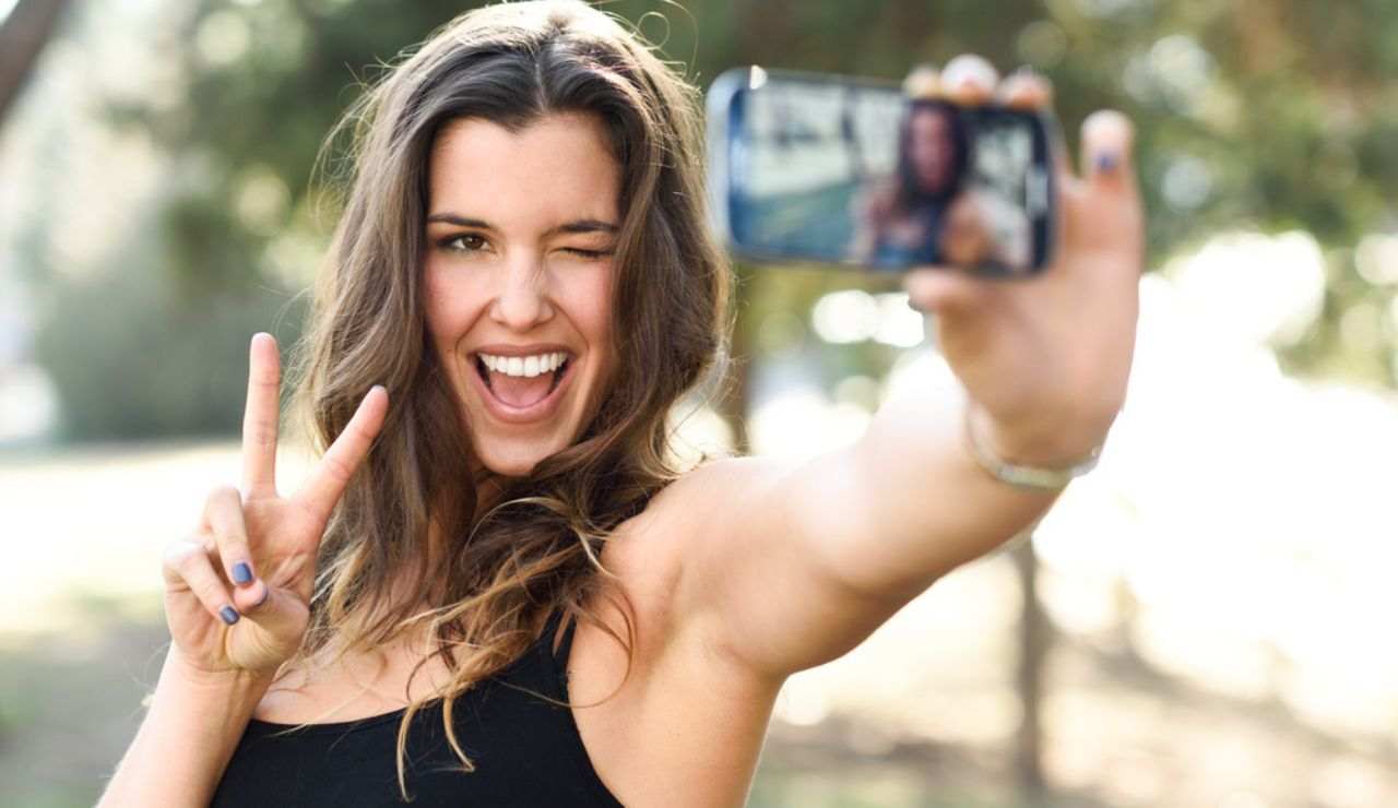 Ragazza si fa una foto da sola con smartphone