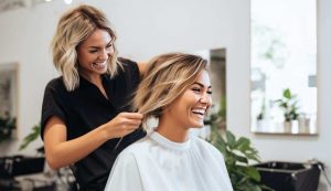 Ragazza cambia taglio di capelli