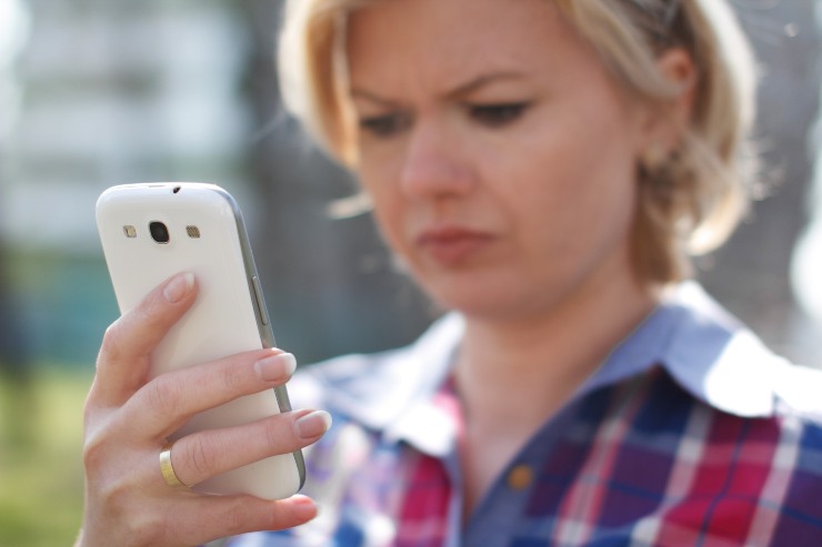 Giovane donna con telefonino