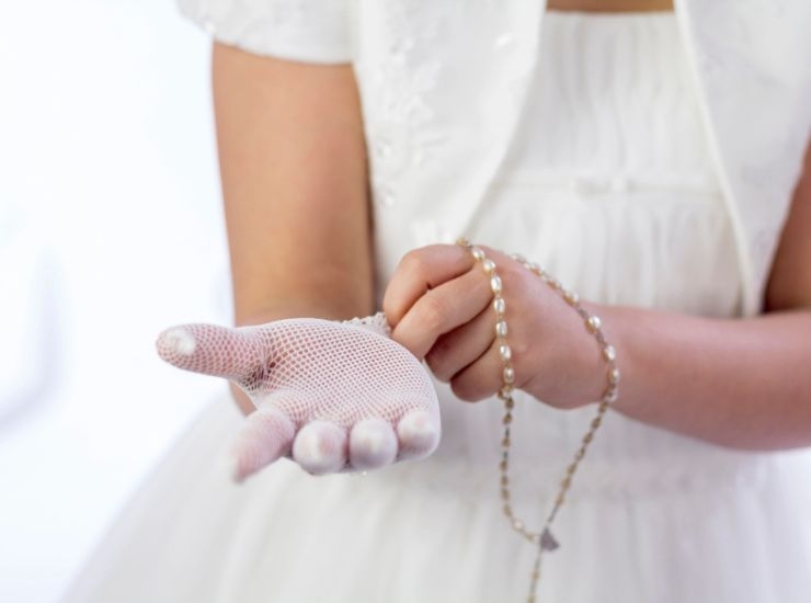 Una bambina si prepara alla Prima Comunione 