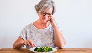 Donna matura a dieta con broccoli