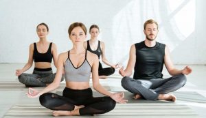 Giovani partecipano a una lezione di yoga