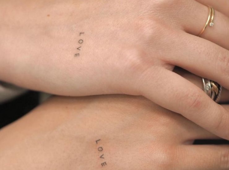 Tatuaggio con scritta Love