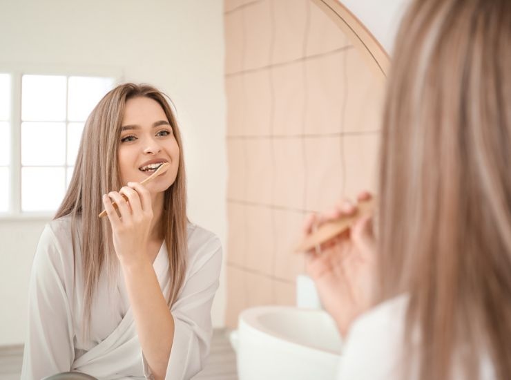 Ragazza lava i denti