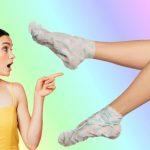 Donna sorpresa per gli effetti dei calzini per piedi