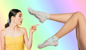 Donna sorpresa per gli effetti dei calzini per piedi