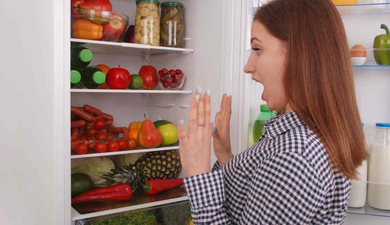 Ragazza sorpresa davanti al frigo