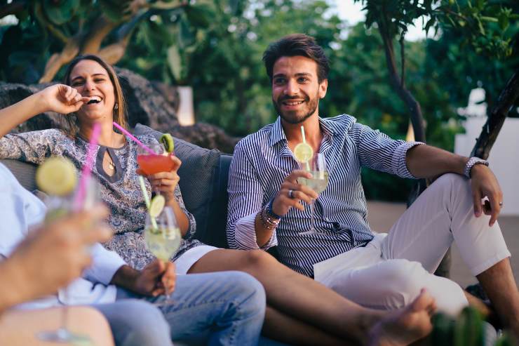 Ragazzi festeggiano compleanno in giardino