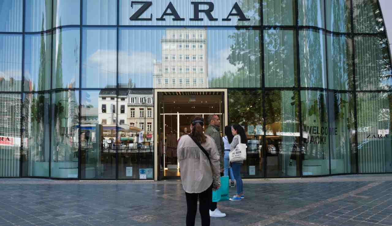 Coda fuori dallo store di Zara