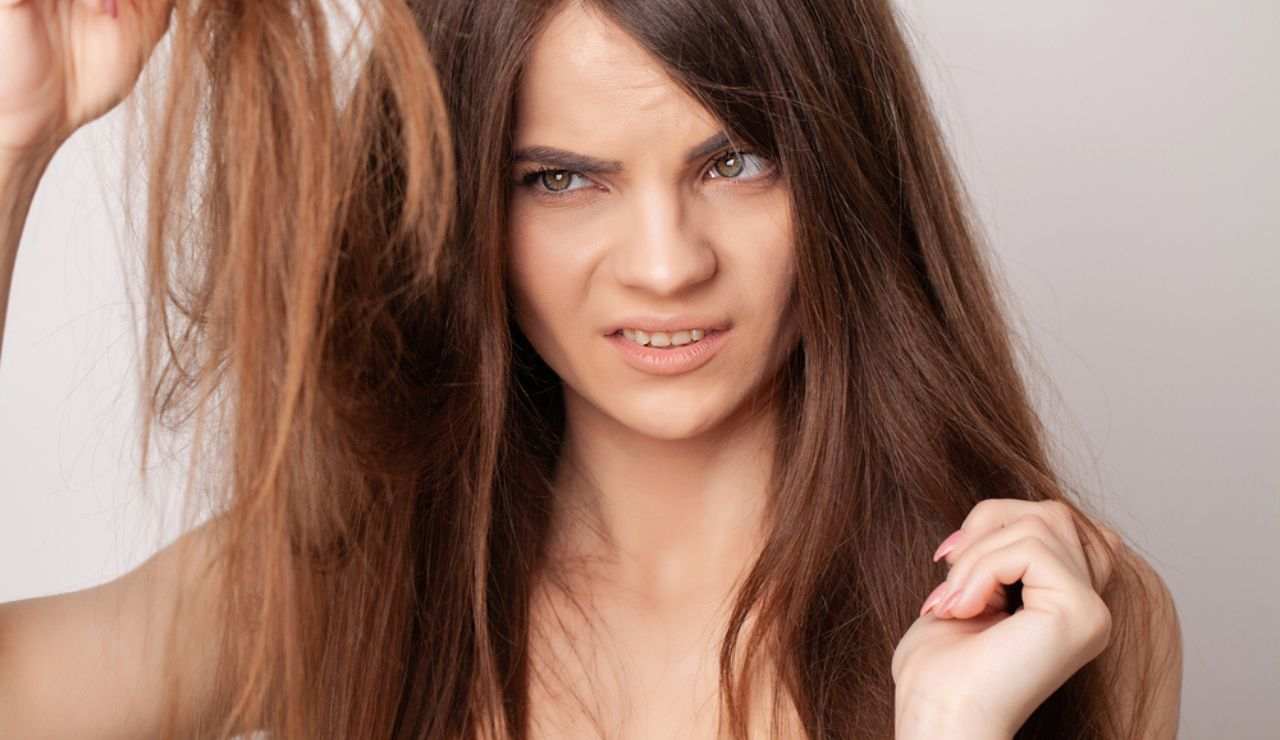 Donna con punte dei capelli rovinate